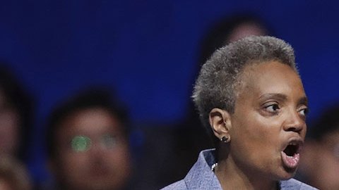Lori Lightfoot, alcaldesa de Chicago, da un discurso ante la mirada de personas