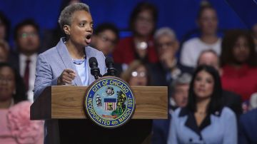 Lori Lightfoot, alcaldesa de Chicago, da un discurso ante la mirada de personas