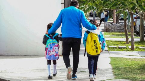 Los padres pueden presentar la solicitud con un ITIN o número de Seguro Social. / archivo.