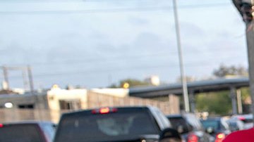 Migrantes hacen fila en espera de trámite de asilo
