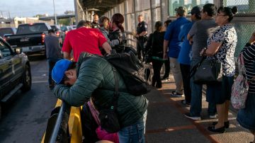 Migrantes hacen fila en espera de trámite de asilo