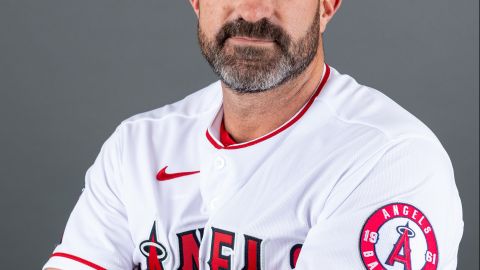 Mickey Callaway en su foto oficial de 2020 con los Angels.