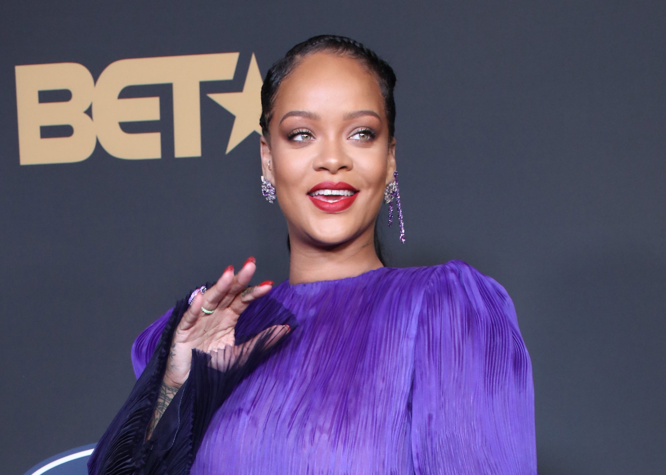 Rihanna prende las redes en colorida colecci n de lencer a de