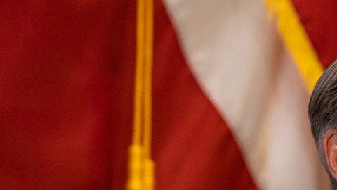 El gobernador de Texas Greg Abbott responsabiliza a las energías renovables de las fallas eléctricas en el estado.