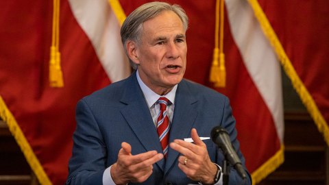 El gobernador de Texas Greg Abbott responsabiliza a las energías renovables de las fallas eléctricas en el estado.