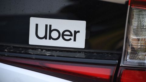 Los ingresos de Uber por traslado de pasajeros cayeron respecto a 2020.