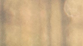 Un enfermero vacuna a una persona a través de la ventana del auto.