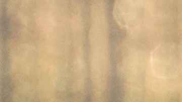 Un enfermero vacuna a una persona a través de la ventana del auto.