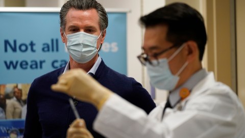 Newsom estuvo este domingo en centros de vacunación móvil de Inglewood y East LA. (Archivo)