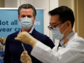 Newsom estuvo este domingo en centros de vacunación móvil de Inglewood y East LA. (Archivo)