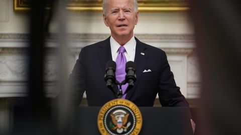 El presidente Biden quiere enviar más ayuda a familias con hijos.