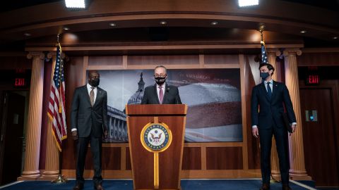 El senador Chuck Schumer dio una conferencia de prensa junto a los senadores de Georgia.