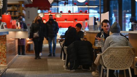 Comer dentro de un restaurante no está permitido en California desde hace varios meses.