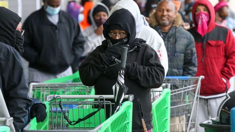 HOUSTON TEXAS: Decenas de personas hacen largas filas en busca de agua y comida en supermercados.