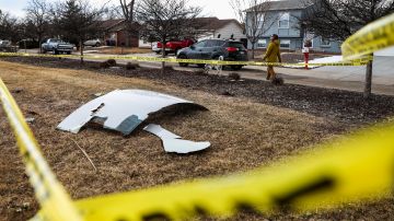 Los vecinos fotografiaron las piezas de la aeronave que habían caído.