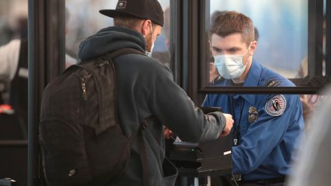 El viajaba con las drogas en su maleta de mano.