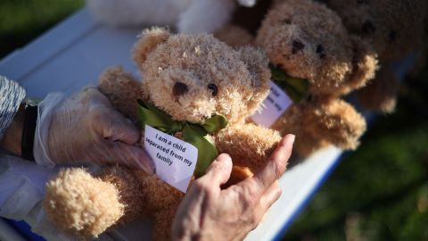 Oso de peluche representa niño separado de sus padres
