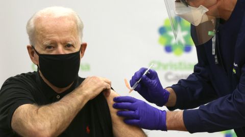 Joe Biden tomó su segunda dosis de la vacuna contra coronavirus.