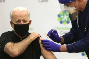 Joe Biden tomó su segunda dosis de la vacuna contra coronavirus.