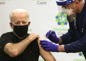 Joe Biden tomó su segunda dosis de la vacuna contra coronavirus.