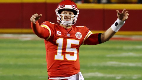 Patrick Mahomes dio cinco pases de anotación ante Pittsburgh.