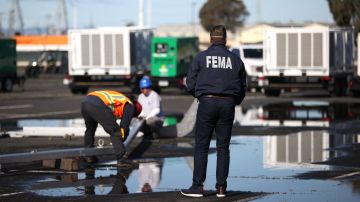 Trabajadores de FEMA durante la instalación del centro de vacunación en Oakland.