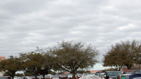 HOUSTON, TEXAS: Voluntarios reparten agua y comida a los miles de personas que hicieron fila, afectados por el paso de la tormenta invernal.