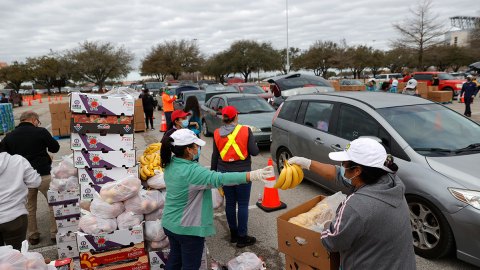 HOUSTON, TEXAS: Voluntarios reparten agua y comida a los miles de personas que hicieron fila, afectados por el paso de la tormenta invernal.