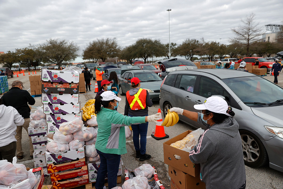 Miles de texanos salen a las calles en busca de agua potable y alimentos, tras el paso de tormenta invernal