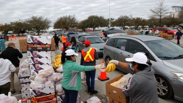 HOUSTON, TEXAS: Voluntarios reparten agua y comida a los miles de personas que hicieron fila, afectados por el paso de la tormenta invernal.