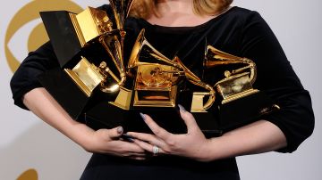 Adele con sus premios Grammy, 2012