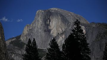 Una vista del imponente Half Dome en el parque de Yosemite, California.