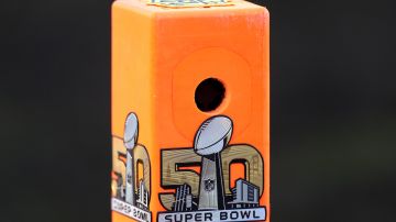 Pilón de la NFL con cámara y el logo de un Super Bowl reciente.