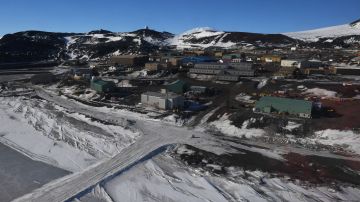 Vista general de McMurdo Station en 2016, la población más al sur del mundo.