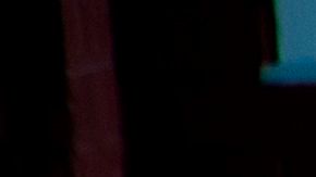 Maestros le dan la bienvenida a los niños.