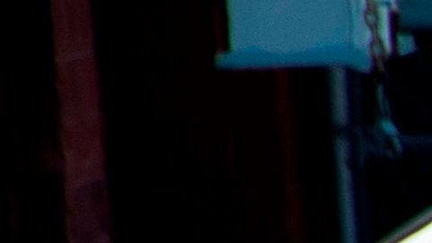 Maestros le dan la bienvenida a los niños.