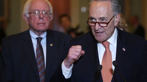 El senador Bernie Sanders y el líder de la mayoría en el Senado, Chuck Schumer.