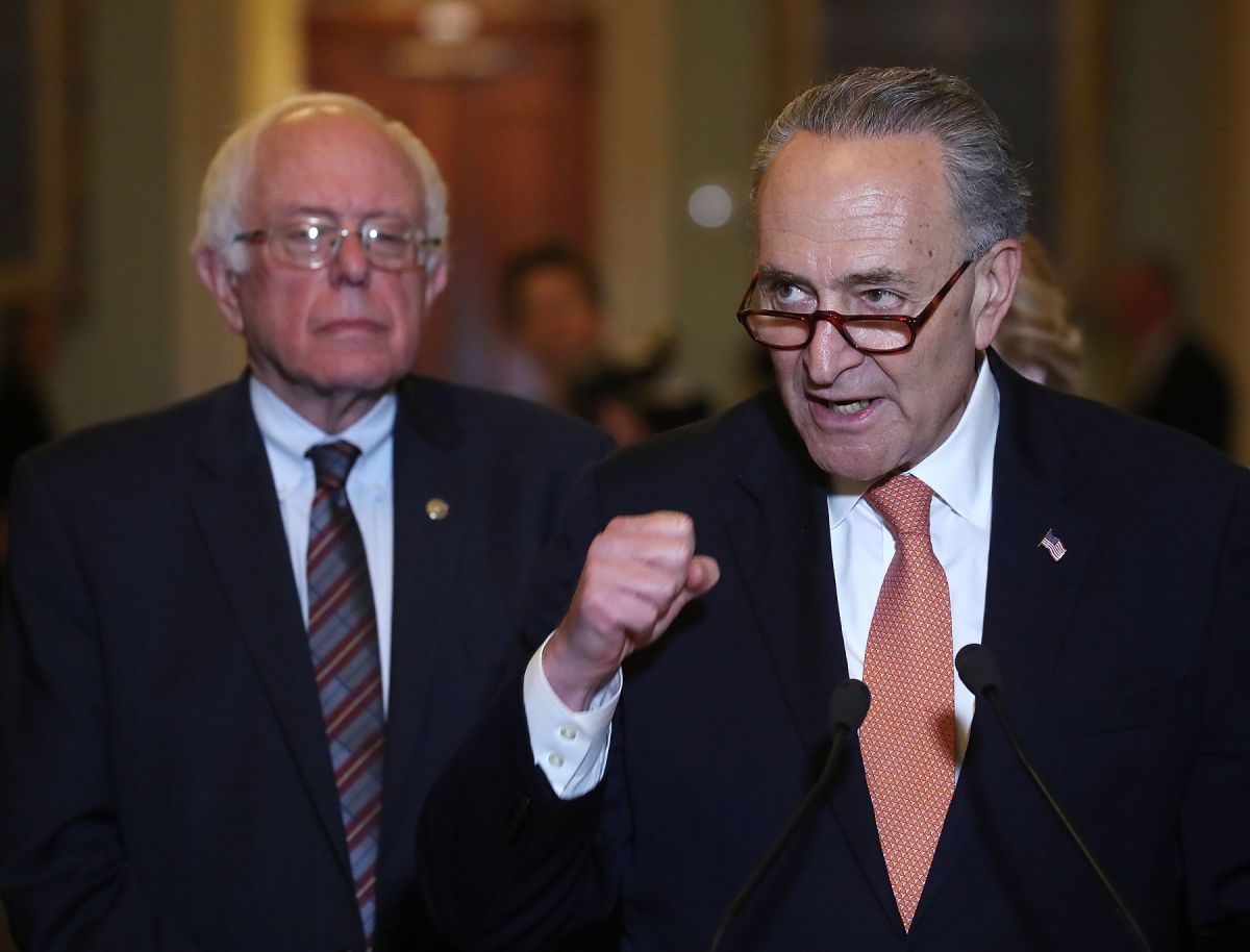 El senador Bernie Sanders y el líder de la mayoría en el Senado, Chuck Schumer.