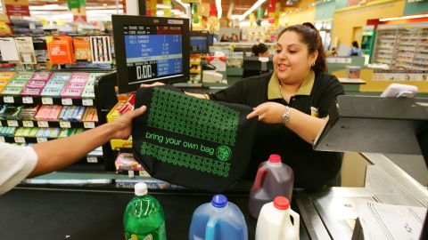 Kroger fue flexible con el uso de mascarillas hace unos meses, Delta ha cambiado los criterios