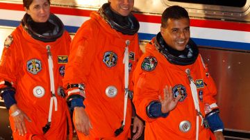José Hernández (der.) y otros astronautas antes de su misión de 2009.