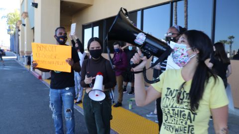 Koko Dodson grita a todo pulmón: “Kroger…, la gente sobre las ganancias”.