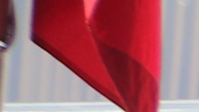 Marcela Celorio (c) corta el listón para develar el mural “Gratitud” que realza la labor de los trabajadores esenciales.