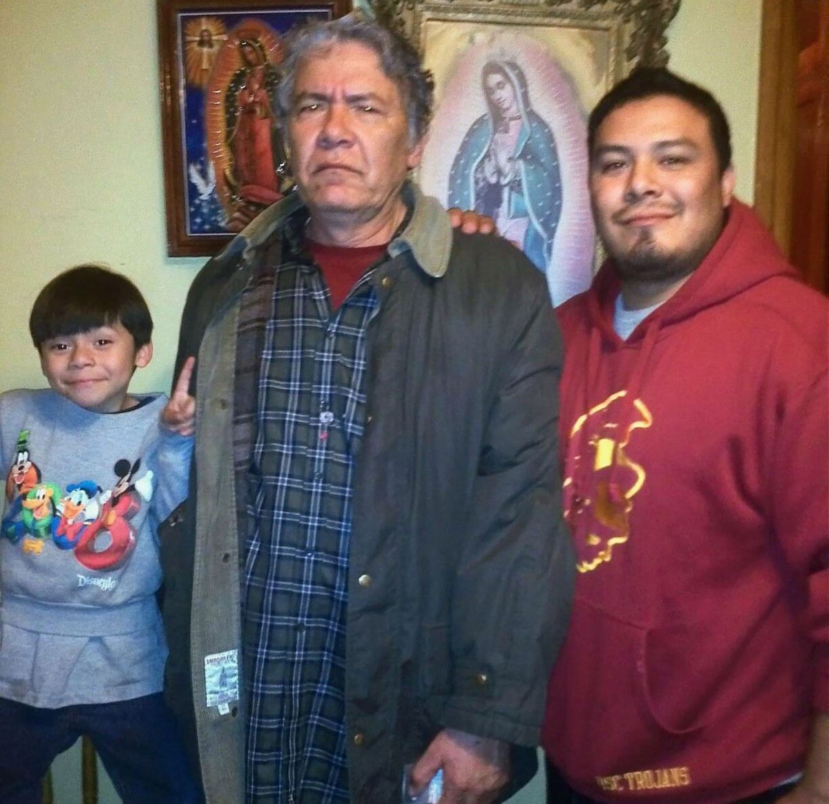 ‘Manny’ Zamorano junto a su padre José Angel Zamorano y su hijo. / foto: cortesía.