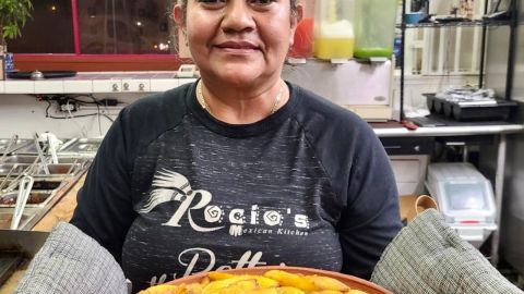 La chef Rocío Camacho muestra su capirotada de leche. (Cortesía Rocío Camacho)