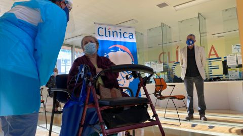 Solo 50 personas fueron vacunadas en la Clínica Romero la semana pasada.