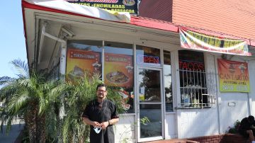 Óscar Rodríguez frente a su restaurante en Long Beach.