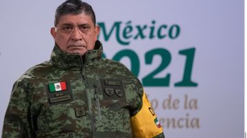 El general Luis Cresencio Sandoval, quien dio positivo a COVID-19, estuvo presente en la conferencia mañanera de este martes de AMLO.