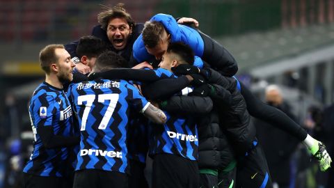 Conte celebra junto a sus jugadores una victoria decisiva.