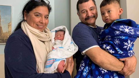 Erica y Jesús Bravo celebran 24 años de casados en la Iglesia Santa Agatha de Los Ángeles. (Cortesía Familia Bravo)