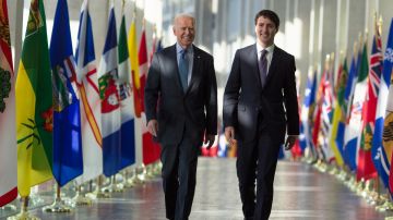 Joe Biden y Justin Trudeau caminan juntos antes de la pandemia